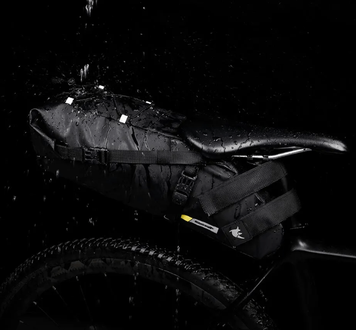 WoYoW® Waterdichte Fietszadeltas - 13L Capaciteit - Hoogwaardig Polyester - Bescherm jouw spullen tegen regen en stof - Georganiseerde opslag voor fietsuitrusting - Compact en gemakkelijk mee te nemen - Verkrijgbaar op Bol.com - Image 2
