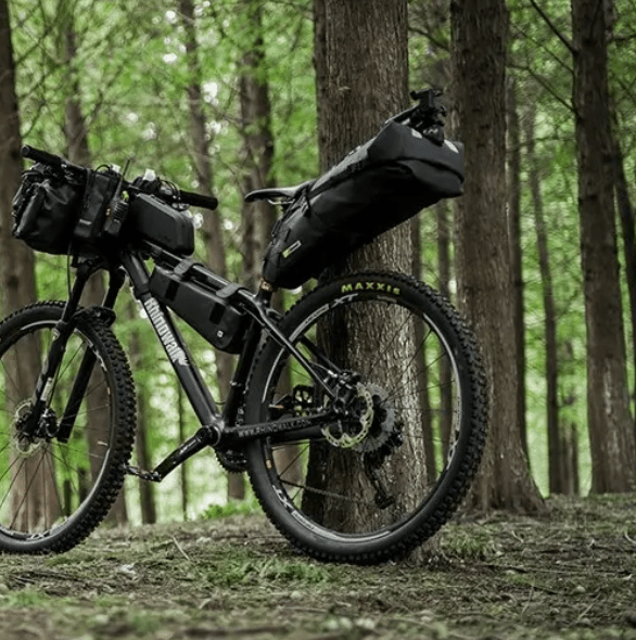 WoYoW® Waterdichte Fietszadeltas - 13L Capaciteit - Hoogwaardig Polyester - Bescherm jouw spullen tegen regen en stof - Georganiseerde opslag voor fietsuitrusting - Compact en gemakkelijk mee te nemen - Verkrijgbaar op Bol.com - Image 3
